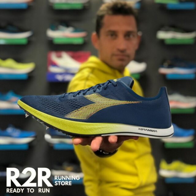 DIADORA MEZZOFONDO 🔥 

La nuovissima chiodata super performante di @diadora é arrivata in STORE 

✅ ideale per fare di mezzofondo in pista dagli 800 ai 10000 metri in pista 
✅ Anima PBX, intersuola in schiuma ad alte prestazioni 
✅ Piastra in fibra di carbonio a tutta lunghezza 
✅ Leggera, reattiva 

Pensata per trasformare ogni passo in pura performance 🔥

👉 E voi l’avete già testata ? 

“Da chi corre, per chi corre” 🏃‍♀️

#mezzofondo #diadora #runningshoes